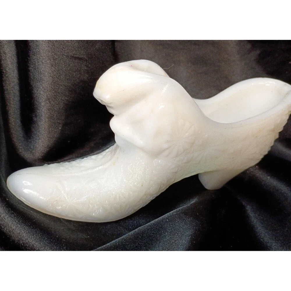 Vintage Fenton Puss in Boots Milk Glass Slipper Daisy and Buttons Cat